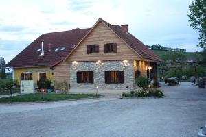 ein Haus mit Lichtern an der Vorderseite in der Unterkunft Weingut Primus Südsteiermark in Spielfeld