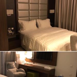una camera d'albergo con un letto e una televisione di شقق الأجنحة المخملية للشقق المخدومة اقتصادي - النهضه a Gedda Altre 8 foto