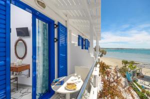una casa de playa con vistas a la playa desde el balcón en Saint George Hotel, en Naxos Chora