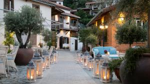 a pathway lined with lights in a courtyard at Casale Panayiotis in Kalopanayiotis
