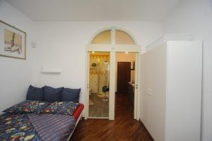 ナポリにあるJean Carlos house in the old townのベッドルーム1室(ベッド1台付)、バスルームへのドア