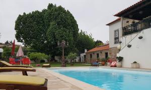 Bazén v ubytování Solar Quinta de São Carlos nebo v jeho okolí