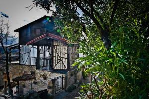 una casa con un balcón al costado en Casa del Herrero, en Mogarraz