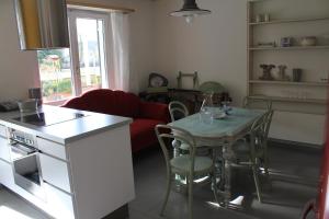 uma cozinha e sala de estar com mesa e cadeiras em Wohnzopf em Bremgarten