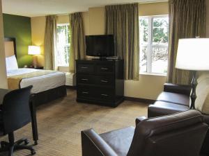TV at/o entertainment center sa Extended Stay America Suites - Greensboro - Airport