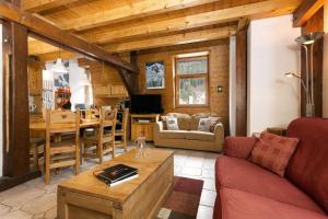 ein Wohnzimmer mit einem Sofa und einem Tisch in der Unterkunft Apartment Vila 1 in Chamonix-Mont-Blanc