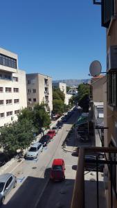 uma rua da cidade com carros estacionados num parque de estacionamento em Apartment Lelli em Split