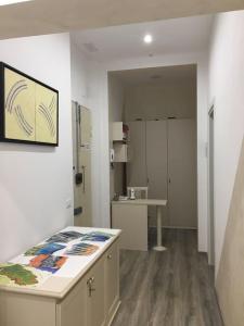 a white room with a kitchen with a counter and a counter top at La Perla Del Golfo in La Spezia