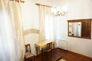 a dining room with a table and chairs and a mirror at B & B Nina in Venice