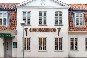 un edificio blanco con un cartel que lee terapia hoco en Go Hotel Herlev, en Herlev