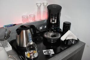 Příslušenství pro přípravu čaje a kávy v ubytování B&B Elegance Hamont