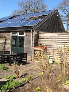 uma casa com painéis solares por cima em B&B Op Kolderveen em Nijeveen