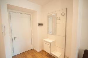 ヴェローナにあるItalianflat - La residenza del cantanteの白いバスルーム(鏡、ドア付)