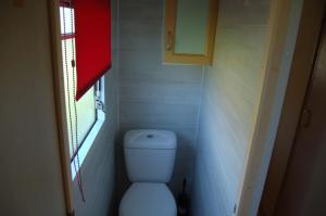 Elle comprend une petite salle de bains pourvue de toilettes et d'une fenêtre. dans l'établissement Lac de la Vie, à Bressuire
