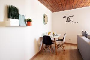 jadalnia ze stołem, krzesłami i kanapą w obiekcie Alfama Apartment Rose - Sardinha w Lizbonie