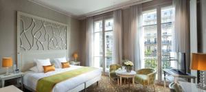 a bedroom with a bed and a large window at Splendid Etoile in Paris