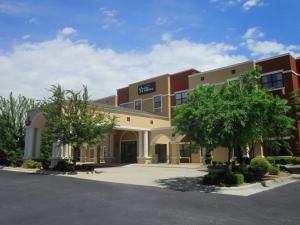 un gran edificio de oficinas con árboles delante en Extended Stay America Suites - Fayetteville - Cross Creek Mall en Fayetteville