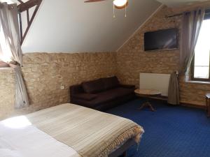 瓦里勒斯的住宿－多瑪呢德法雷勒斯酒店，一间卧室配有一张床和一张沙发