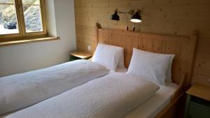 Katil atau katil-katil dalam bilik di B&B Chasa Arfusch