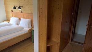 Katil atau katil-katil dalam bilik di B&B Chasa Arfusch