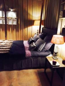 uma cama num quarto com dois candeeiros e uma mesa em Chambre Proche Dune du Pyla em Pyla-sur-Mer