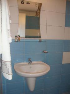 uma casa de banho com um lavatório e um espelho em Angel Apartment - Kalina Angelova em Sunny Beach