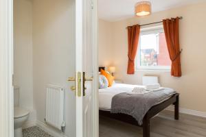 a small bedroom with a bed and a window at Wolverhampton City Stay in Wolverhampton