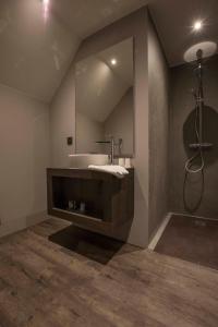 a bathroom with a sink and a mirror at Fletcher Boutique Hotel Duinoord in Wassenaar