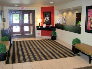 een lobby van een ziekenhuis met een wachtkamer bij Extended Stay America Suites - Minneapolis - Woodbury in Woodbury