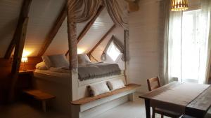 菲耶兰Rødseter Gjestegård的阁楼里有一张床的卧室