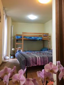una camera con letto a castello e fiori rosa sul pavimento di La Maison di La Thuile a La Thuile