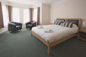 A bed or beds in a room at All Seasons Lodge Hotel 