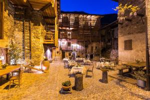 una habitación con mesas y sillas en un edificio en Contrada Beltramelli, en Villa di Tirano