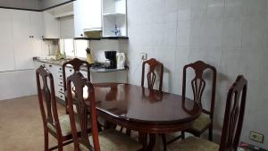 ミーニョにあるMino Apartamentoの木製テーブルと椅子付きのキッチン