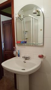 ミーニョにあるMino Apartamentoのバスルーム(白い洗面台、鏡付)