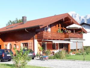 ein Haus mit davor geparkt in der Unterkunft Haus Rosenrot in Bischofswiesen