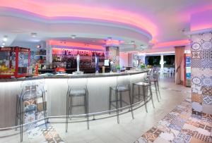 El salón o zona de bar de Typic Oasis Sa Tanca