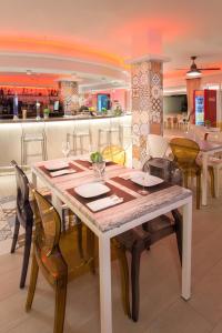 Un comedor con una mesa y sillas blancas. en Typic Oasis Sa Tanca, en Cala Llonga