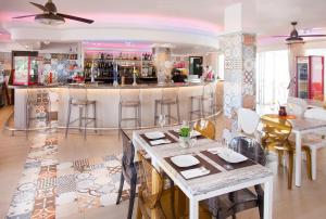 Un restaurante o sitio para comer en Typic Oasis Sa Tanca