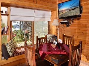 una sala da pranzo con tavolo e TV a schermo piatto di Nofesh Ne'eman ad Amirim