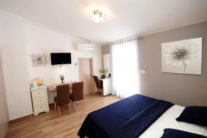 Televízia a/alebo spoločenská miestnosť v ubytovaní Top Center Zadar Studio Apartments