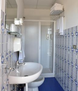 Koupelna v ubytování Hotel Corso + 43 fotografií