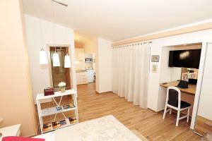 Televízia a/alebo spoločenská miestnosť v ubytovaní Top Center Zadar Studio Apartments