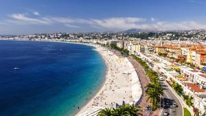 una vista aérea de la playa y del océano en Nice Apartment S4, en Niza
