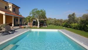 una piscina frente a una casa en Villa Las Rosas en Alguer