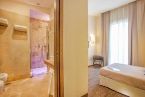 ナポリにあるB&B Dimora San Feliceのシャワー、ベッド、バスルームが備わるホテルルームです。 +39枚の写真