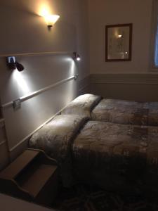 una camera con letto e luce sul muro di Max Apartment a Verona