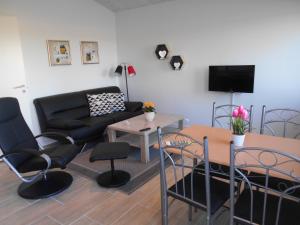岑訥的住宿－Marskferie Tønder，客厅配有沙发和桌椅