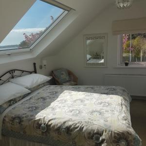 เตียงในห้องที่ Inisean Ocean View