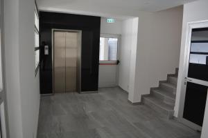 un corridoio con scale e una porta in un edificio di Panagiotis Apartment a Larnaka